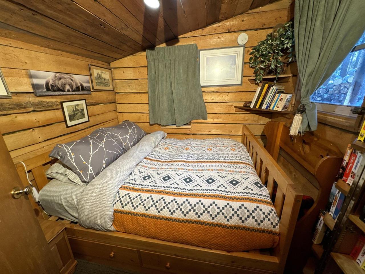 Rustic Cozy Cabin With Hot Tub Bragg Creek Экстерьер фото