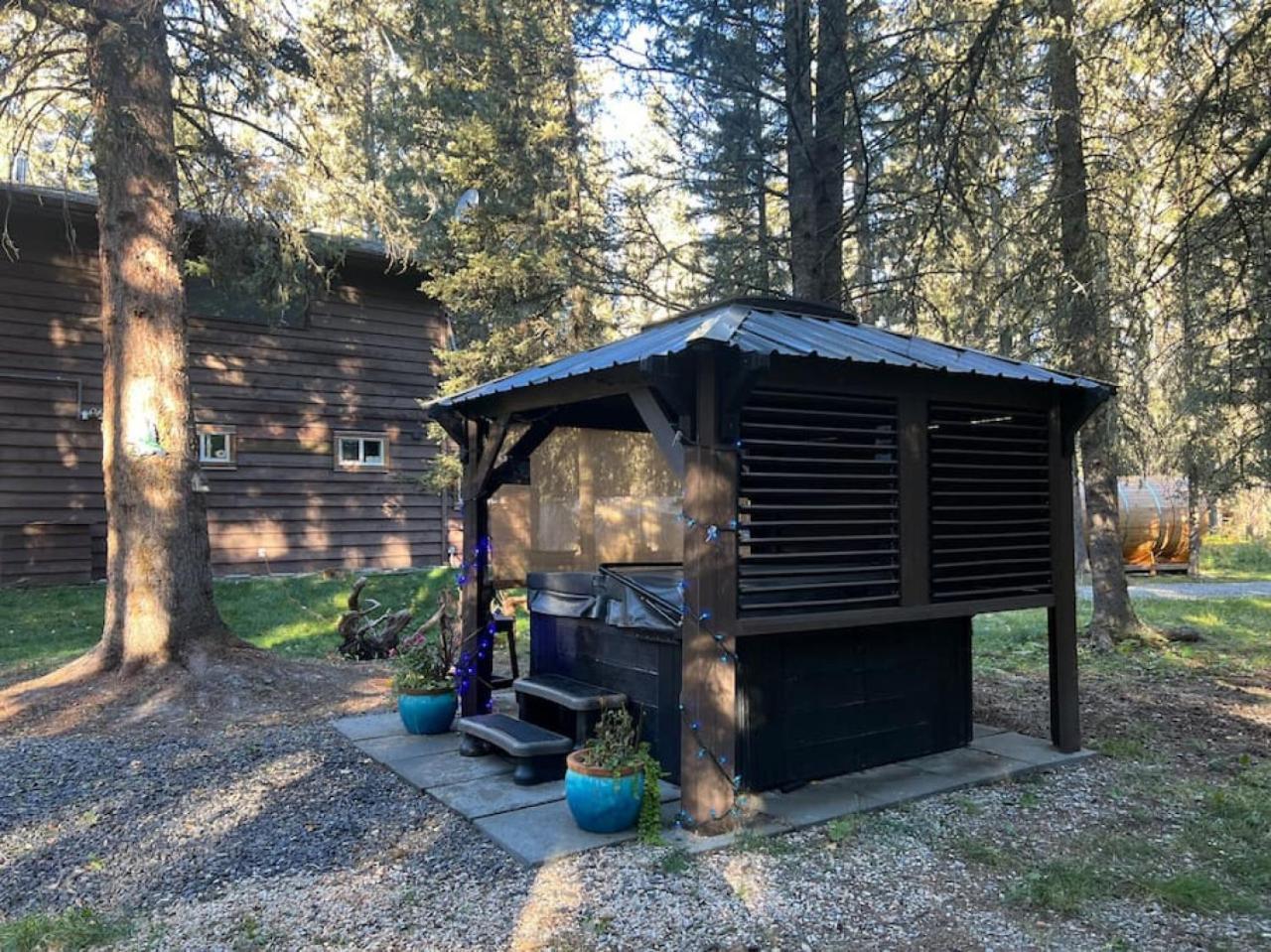 Rustic Cozy Cabin With Hot Tub Bragg Creek Экстерьер фото