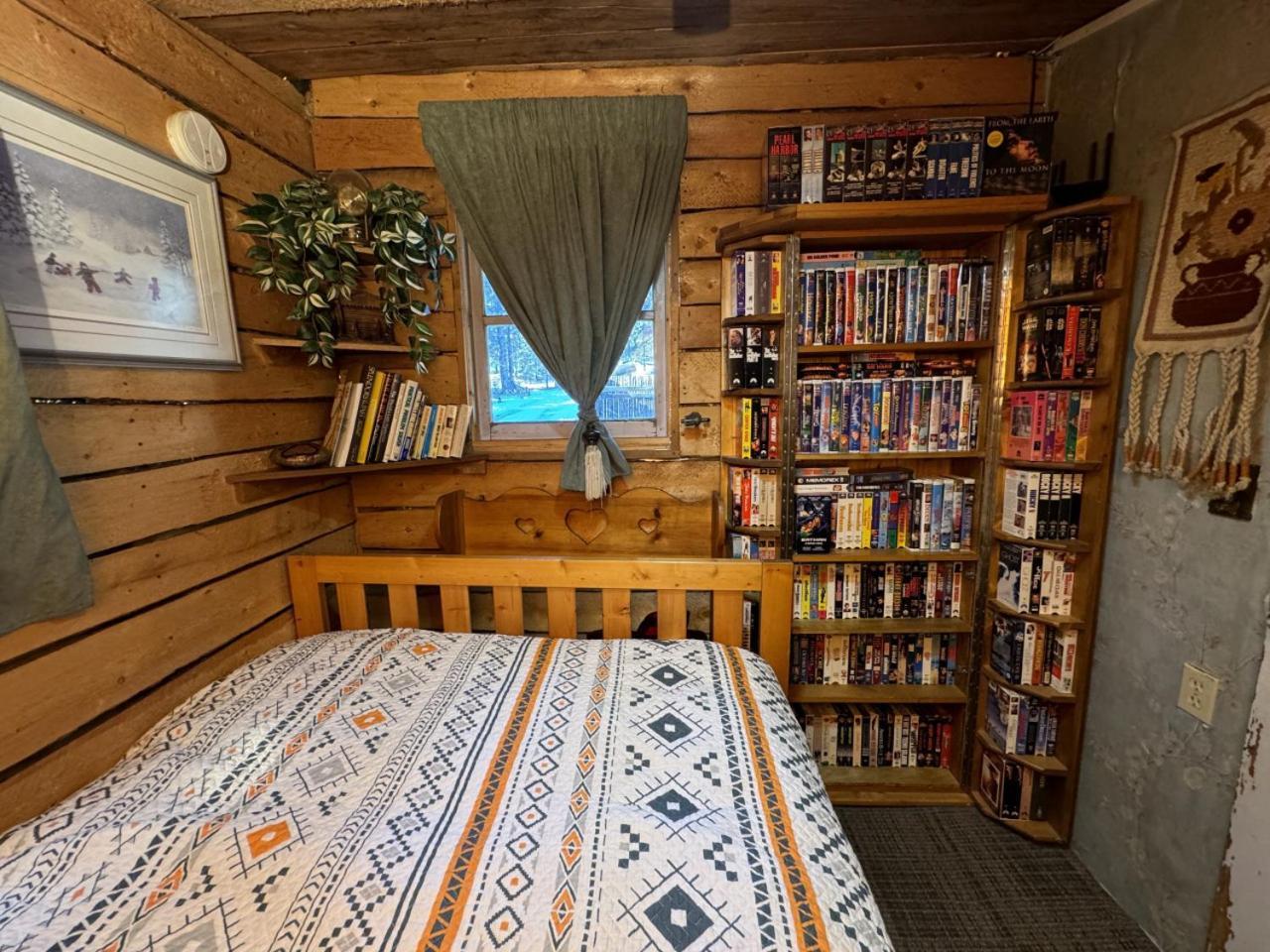 Rustic Cozy Cabin With Hot Tub Bragg Creek Экстерьер фото
