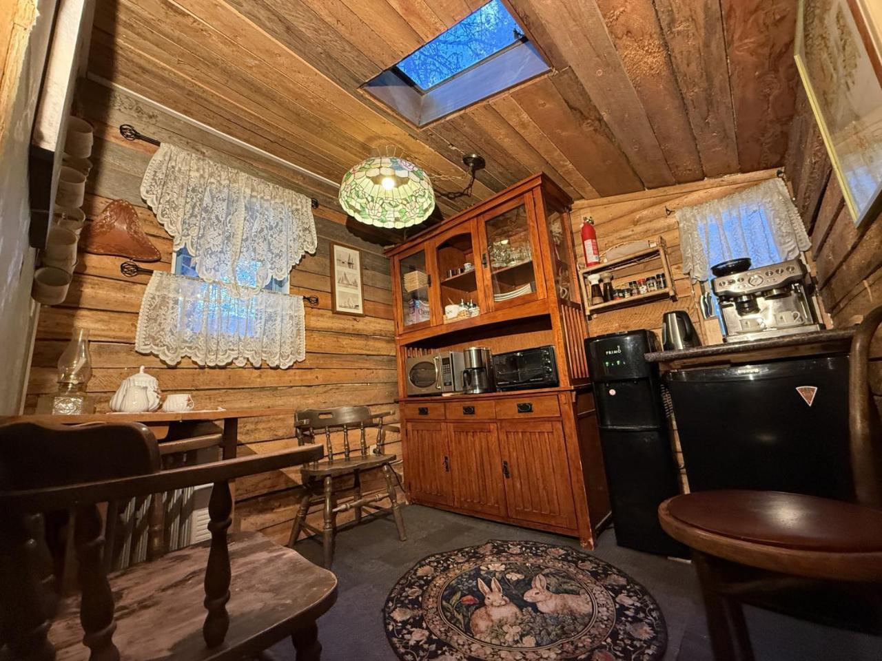 Rustic Cozy Cabin With Hot Tub Bragg Creek Экстерьер фото