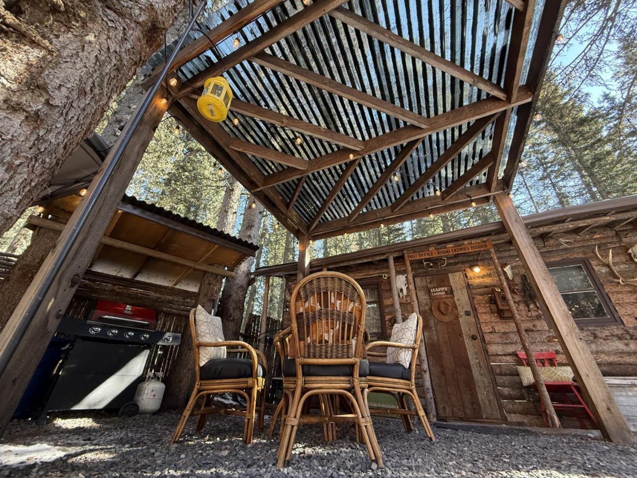Rustic Cozy Cabin With Hot Tub Bragg Creek Экстерьер фото