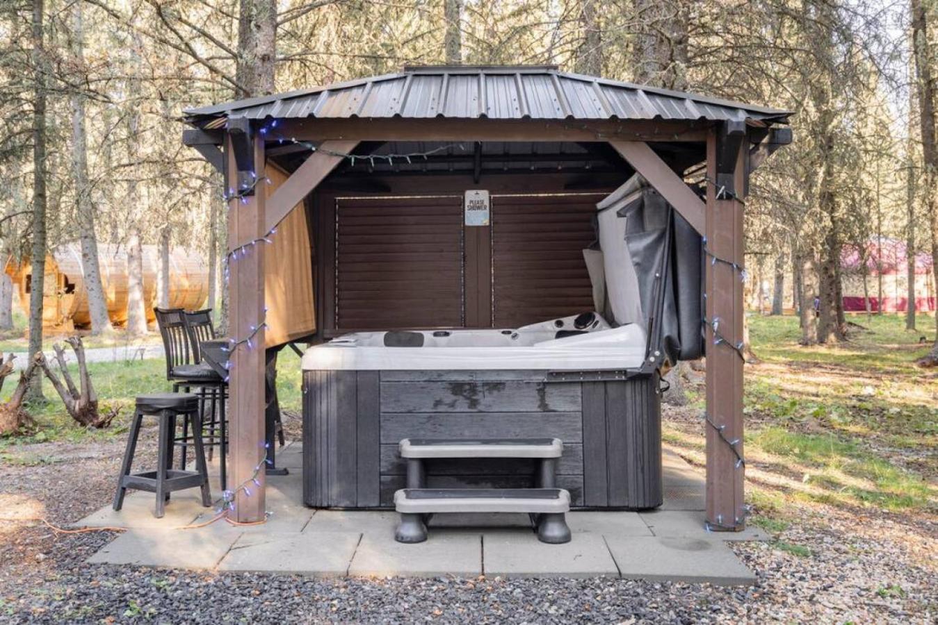 Rustic Cozy Cabin With Hot Tub Bragg Creek Экстерьер фото