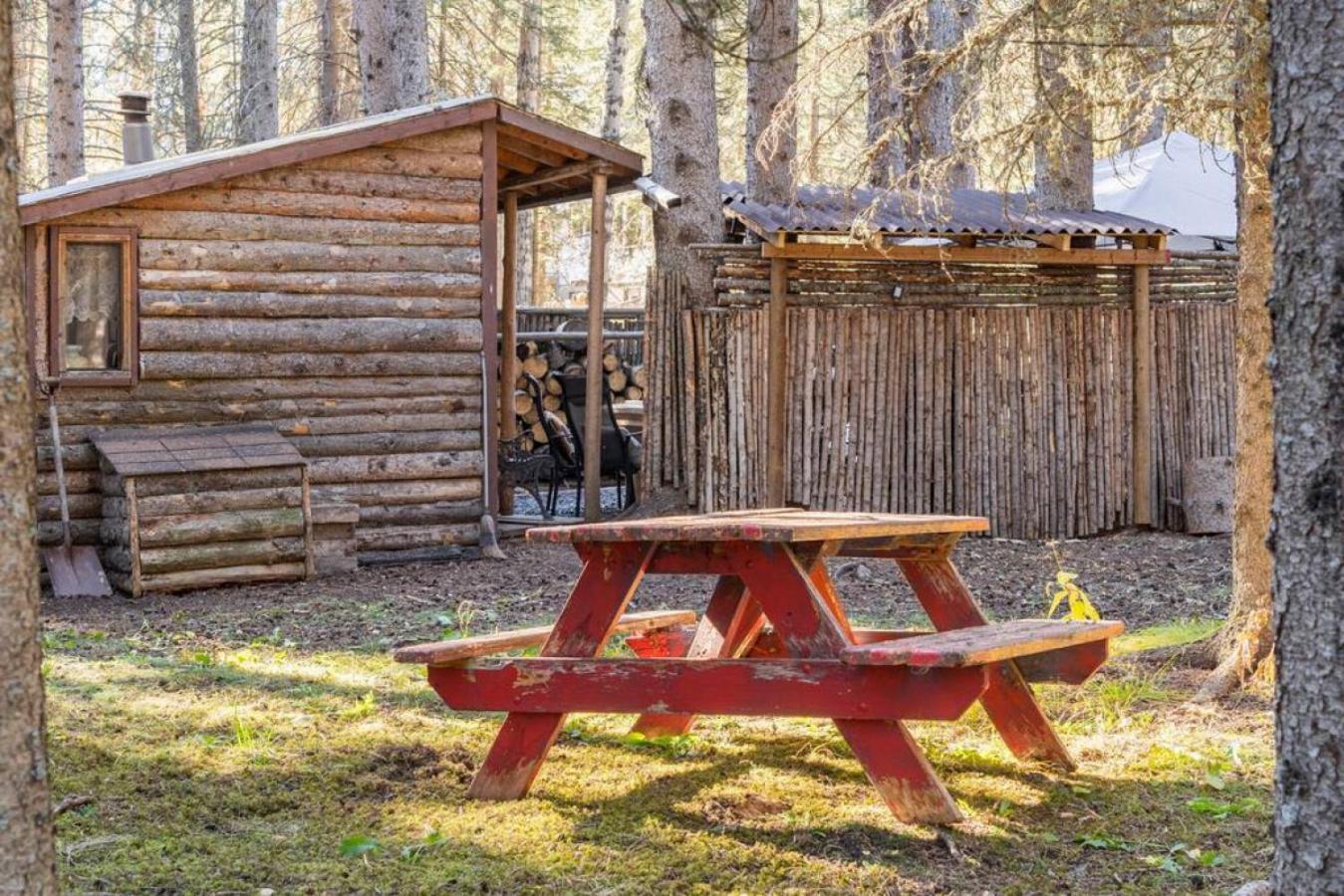 Rustic Cozy Cabin With Hot Tub Bragg Creek Экстерьер фото